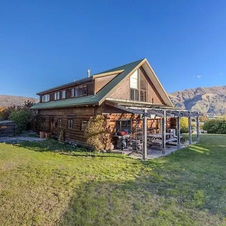 Large Ski Club Style Lodge, Views, Walk To Town
