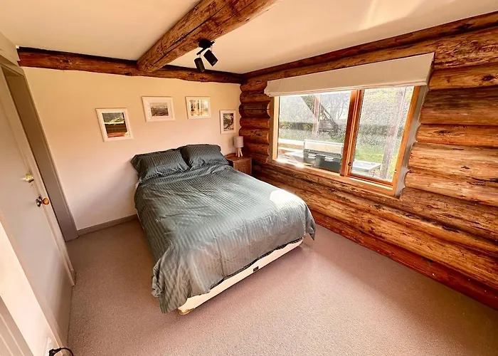 Large Club Style Lodge, Views, Walk To Town