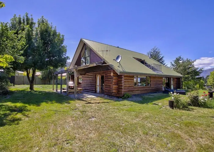 Large Club Style Lodge, Views, Walk To Town Chalet *