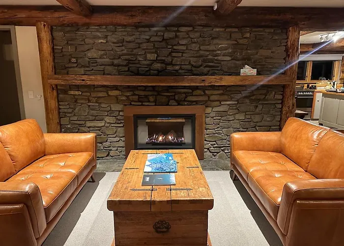 Large Club Style Lodge, Views, Walk To Town Chalet *