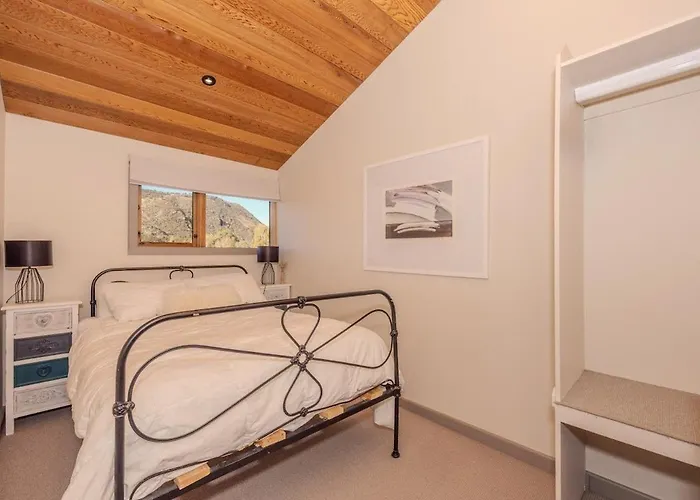 Large Club Style Lodge, Views, Walk To Town