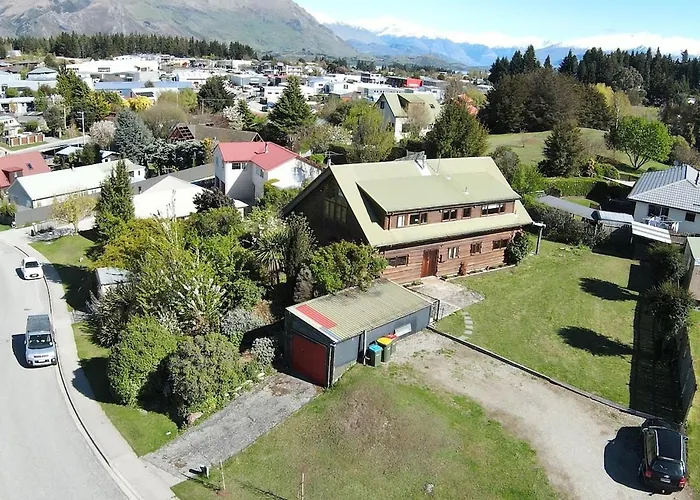 Chalet Large Club Style Lodge, Views, Walk To Town *