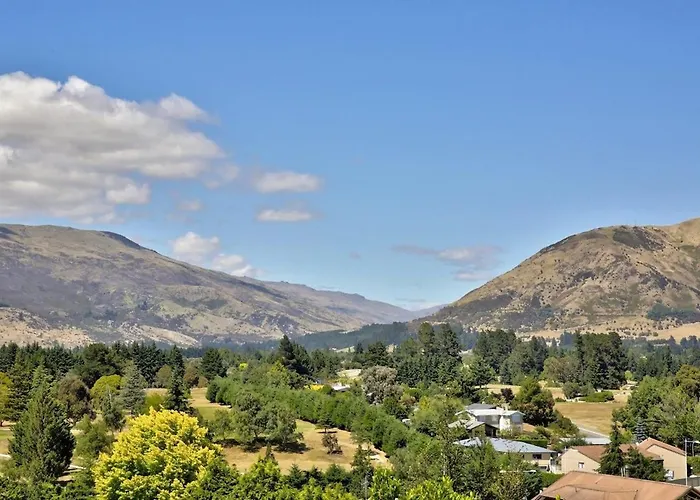 Chalet Large Club Style Lodge, Views, Walk To Town Wanaka