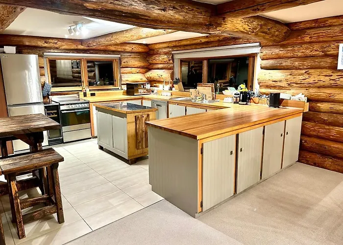 Large Club Style Lodge, Views, Walk To Town *