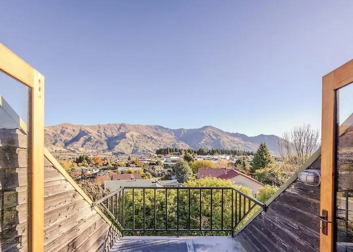 Large Club Style Lodge, Views, Walk To Town Chalet *