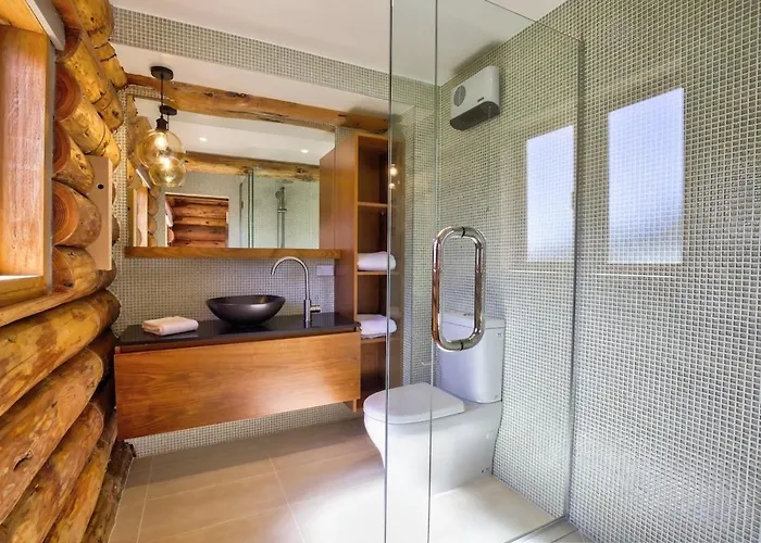 Large Club Style Lodge, Views, Walk To Town Chalet Wanaka