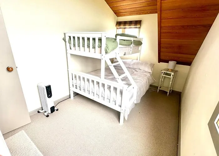 Large Club Style Lodge, Views, Walk To Town Chalet Wanaka