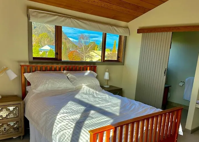 Chalet Large Club Style Lodge, Views, Walk To Town Wanaka