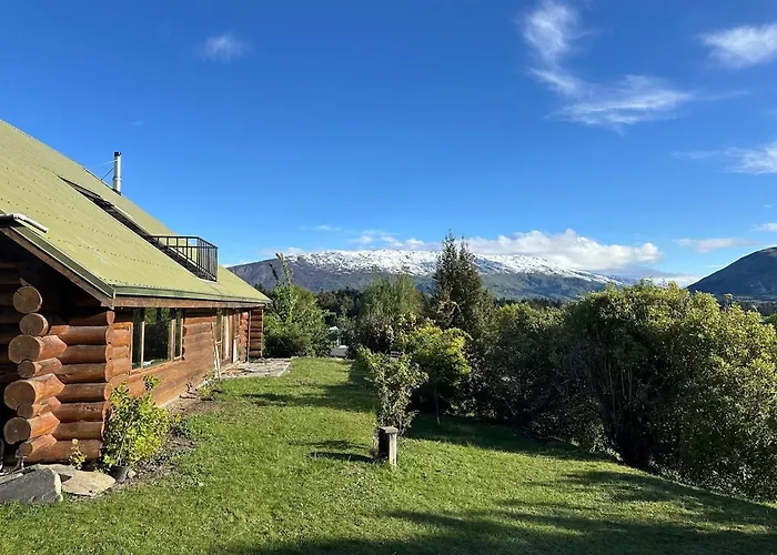 Large Club Style Lodge, Views, Walk To Town *