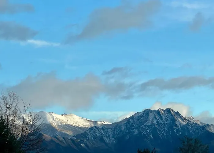 Large Club Style Lodge, Views, Walk To Town Wanaka