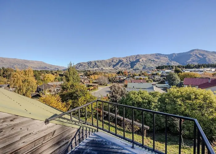 Large Club Style Lodge, Views, Walk To Town Wanaka