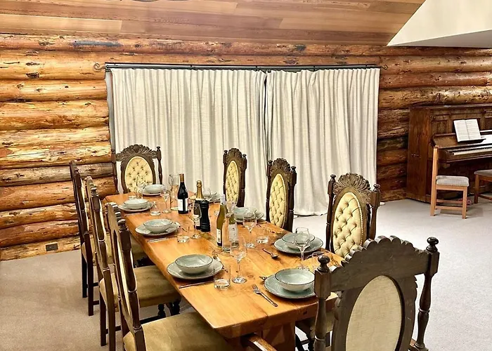 Large Club Style Lodge, Views, Walk To Town * Wanaka