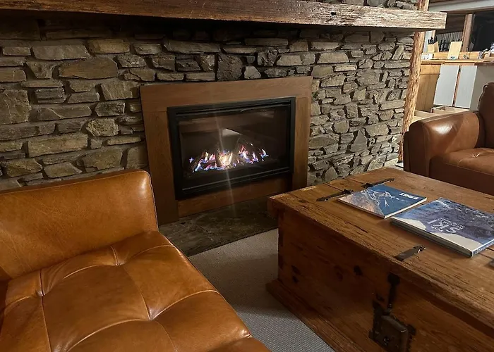 Large Club Style Lodge, Views, Walk To Town Chalet