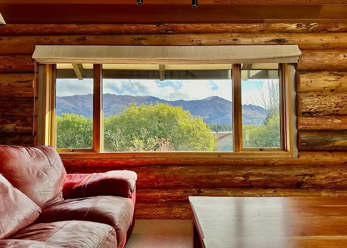 Large Club Style Lodge, Views, Walk To Town Chalet *