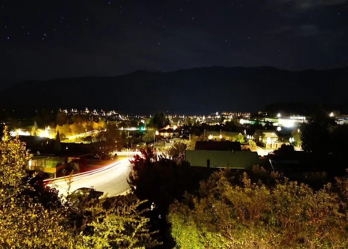 Large Club Style Lodge, Views, Walk To Town * Wanaka
