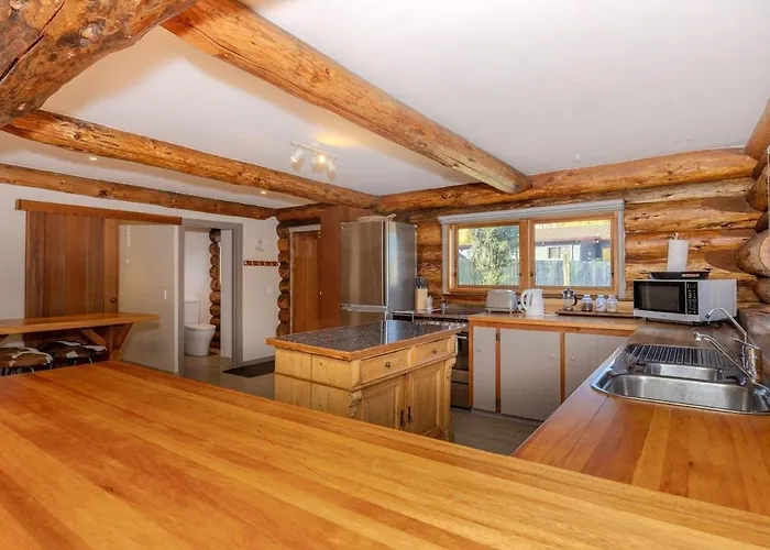 Large Club Style Lodge, Views, Walk To Town Chalet *