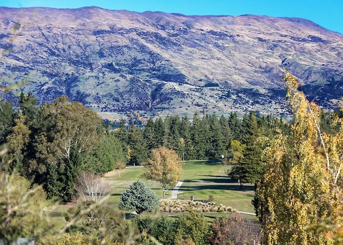 Large Club Style Lodge, Views, Walk To Town * Wanaka