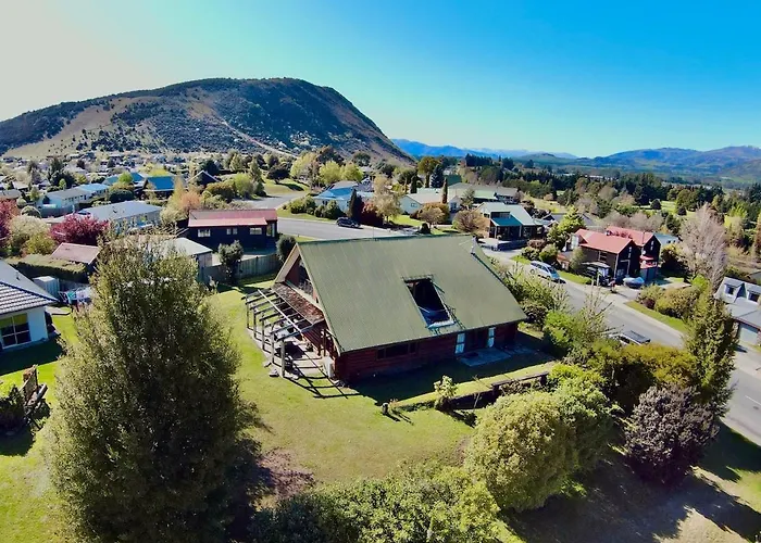Large Club Style Lodge, Views, Walk To Town Chalet *