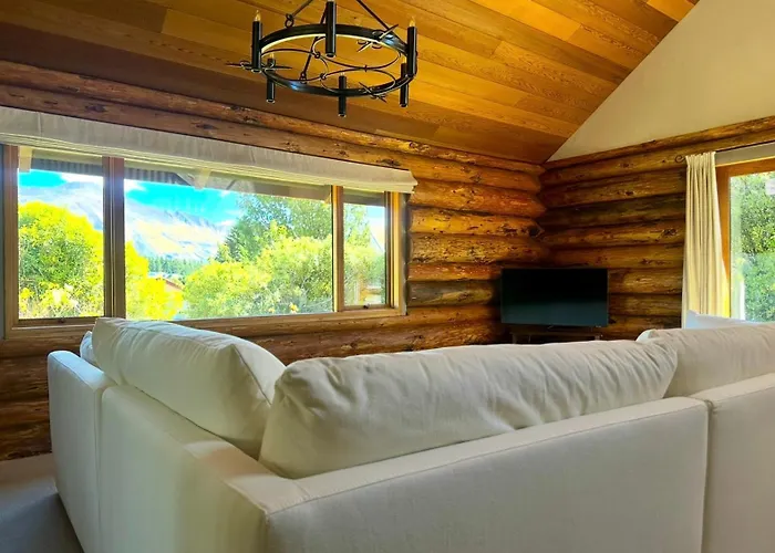 Large Club Style Lodge, Views, Walk To Town Chalet *